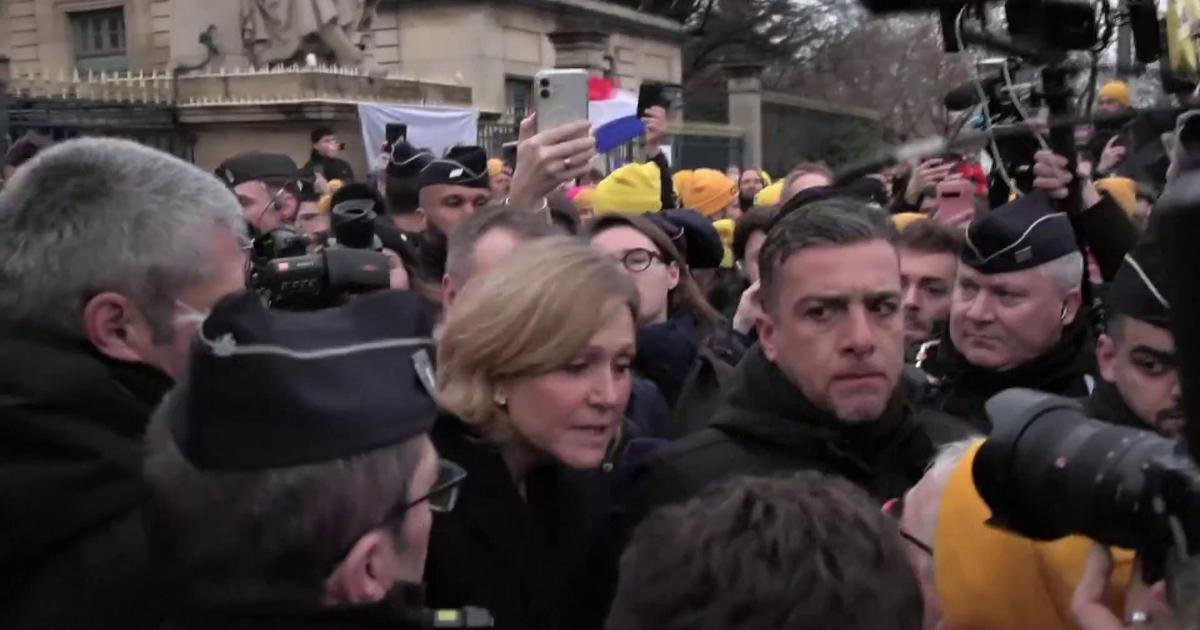 «Démission ! Démission!», Yaël Braun-Pivet chahutée devant l’Assemblée nationale par une foule d’agriculteurs