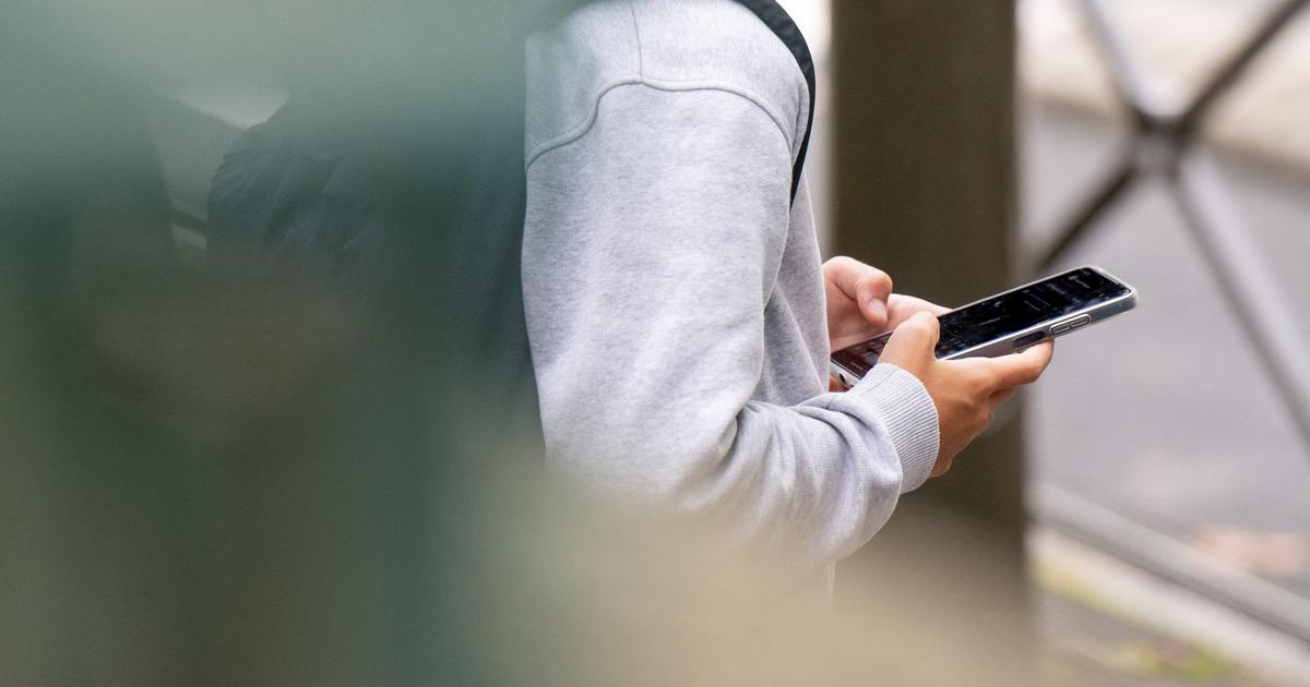 L’interdiction du portable au lycée, «mesure lunaire» ou réforme salutaire ?