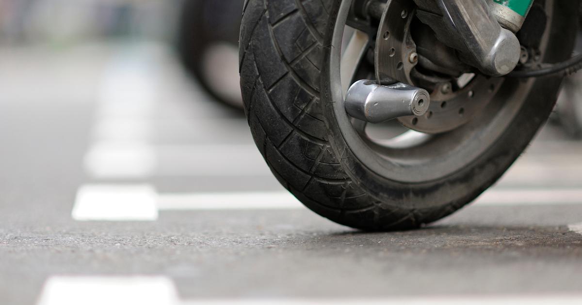 Ils oublient de déclarer le vol de leur scooter, la mairie de Paris leur réclame 18.000 euros d’amende de stationnement