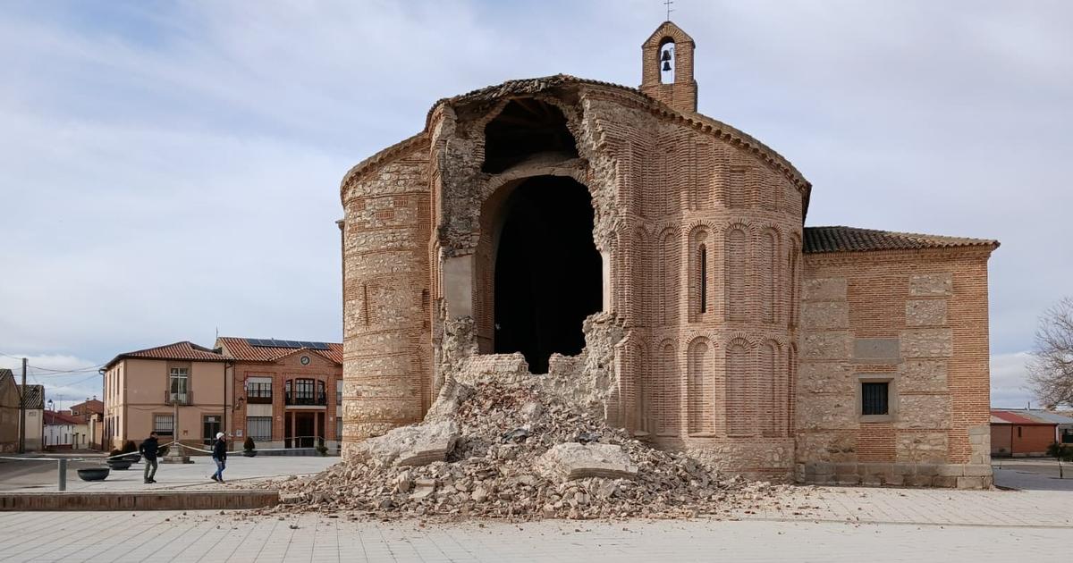 ムデハル建築の証人であるロマネスク様式の教会の後陣がスペインで崩壊