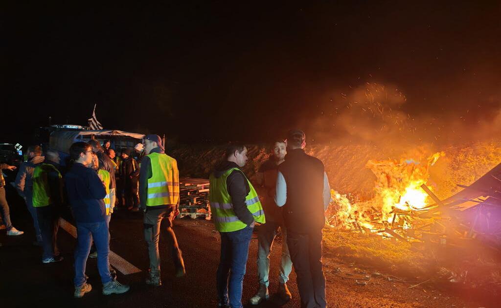 «On ne se laissera pas faire» : une trentaine d’agriculteurs intercepte plus de 20 tonnes de poulets brésiliens près de Saint-Malo