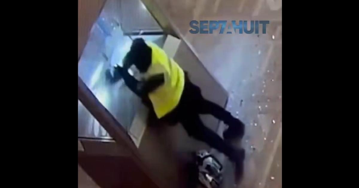 Cagoules, disqueuses et coups de coude sur la vitre : les premières images saisissantes du casse du Louvre