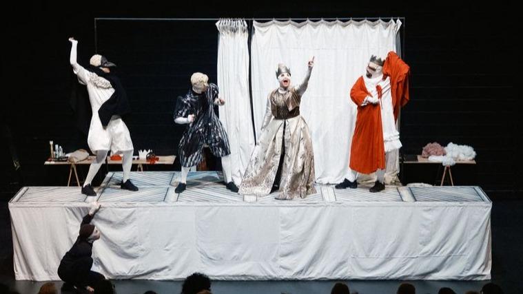 Molière et ses masques ou Jean-Baptiste Poquelin en majesté sur un tréteau