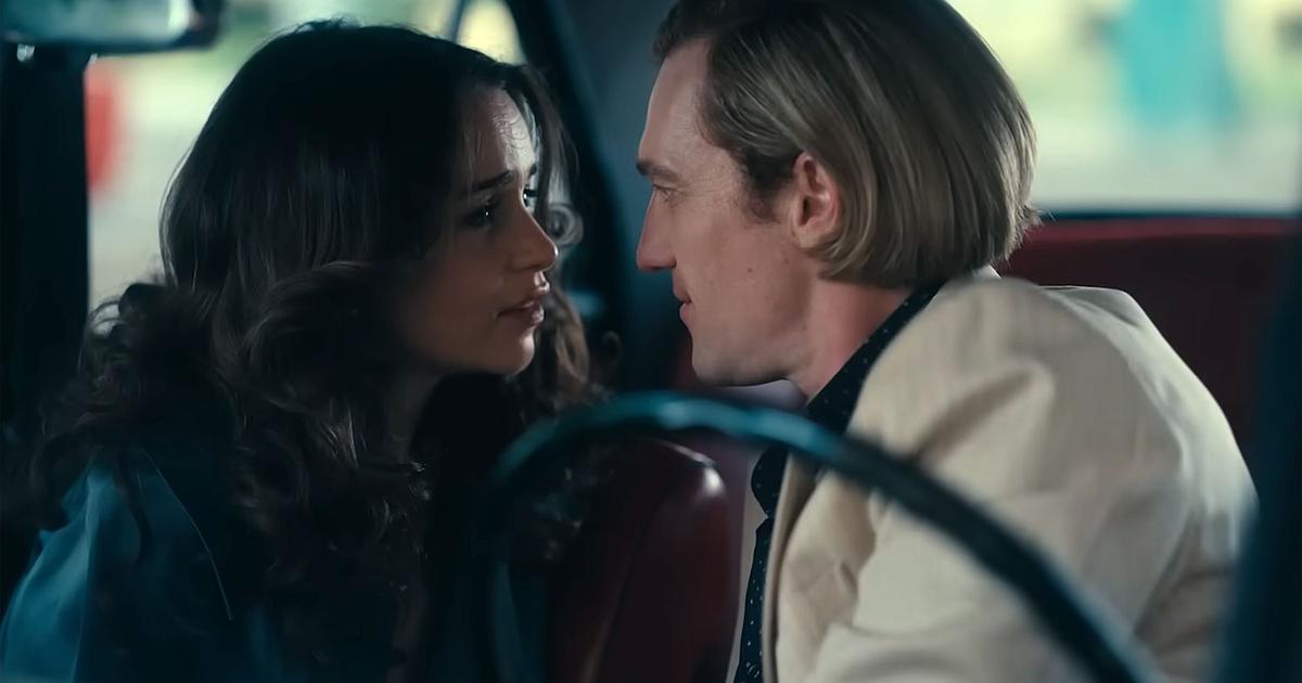 «Du sexe... trois fois !» : Emilia Clarke s’est cassé une côte lors du tournage de scènes intimes dans la série Ponies 