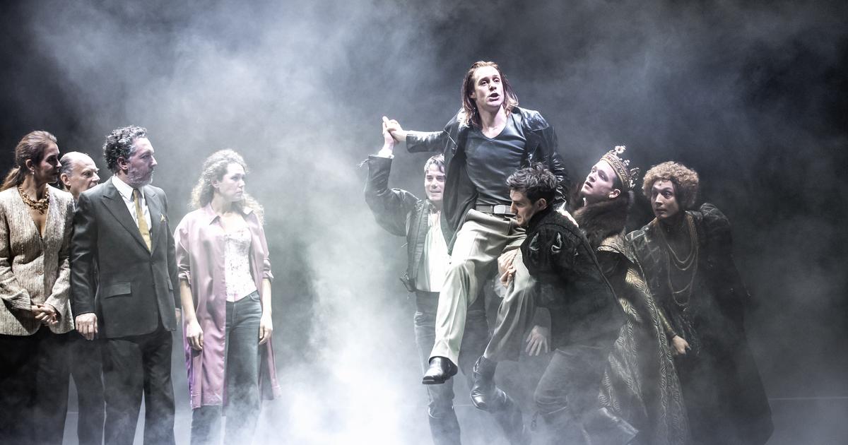 Ivo van Hove ou l’art de nous plonger dans la tête dérangée de Hamlet à l’Odéon