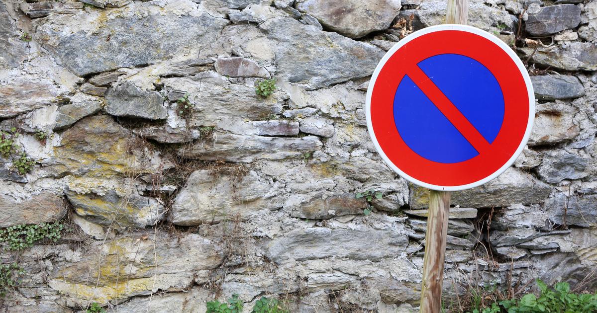 Il installe un faux panneau d’interdiction de stationner… et se fait verbaliser lui-même