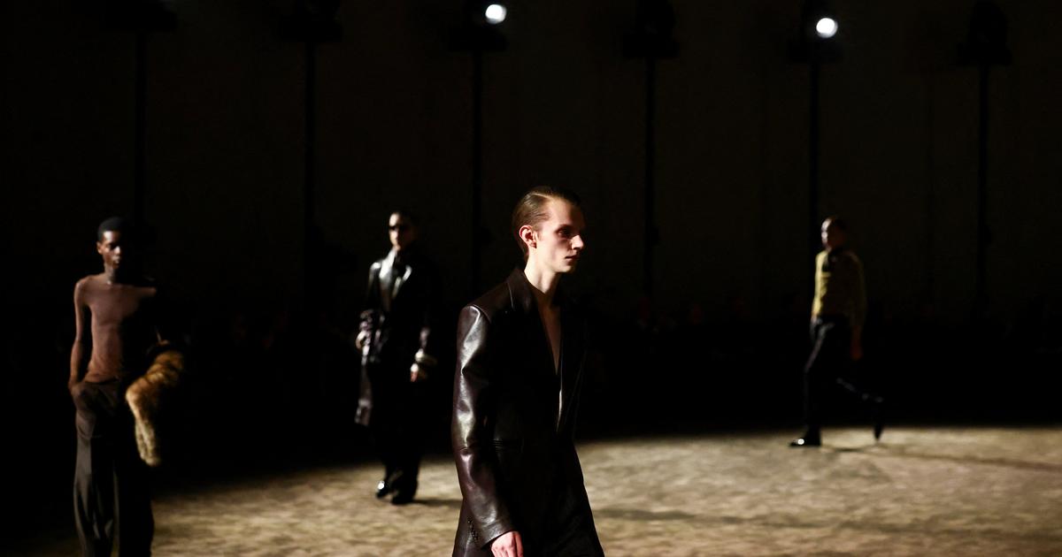 Un costume croisé, James Baldwin et des cuissardes en vinyle : ce qu’il faut retenir du défilé Saint Laurent