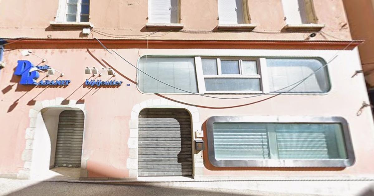 Une école coranique clandestine, accueillant des fillettes voilées et vêtues d’abayas, fermée par le préfet à Annonay