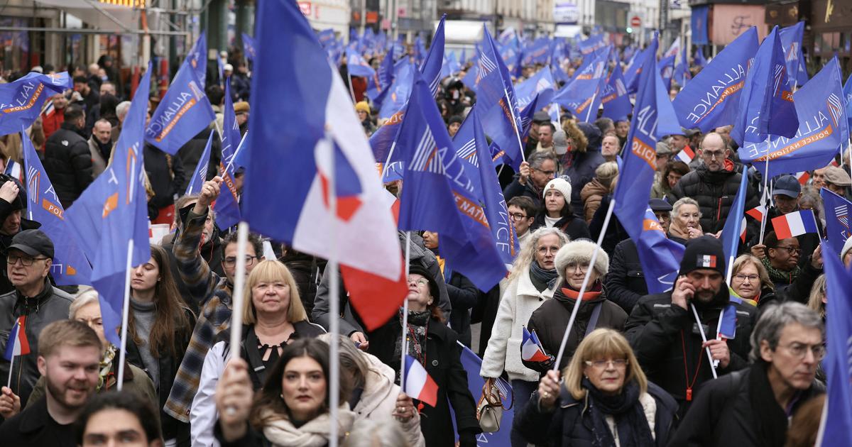 «La balle est dans le camp du gouvernement» : à Paris, environ 15.000 manifestants en soutien aux policiers