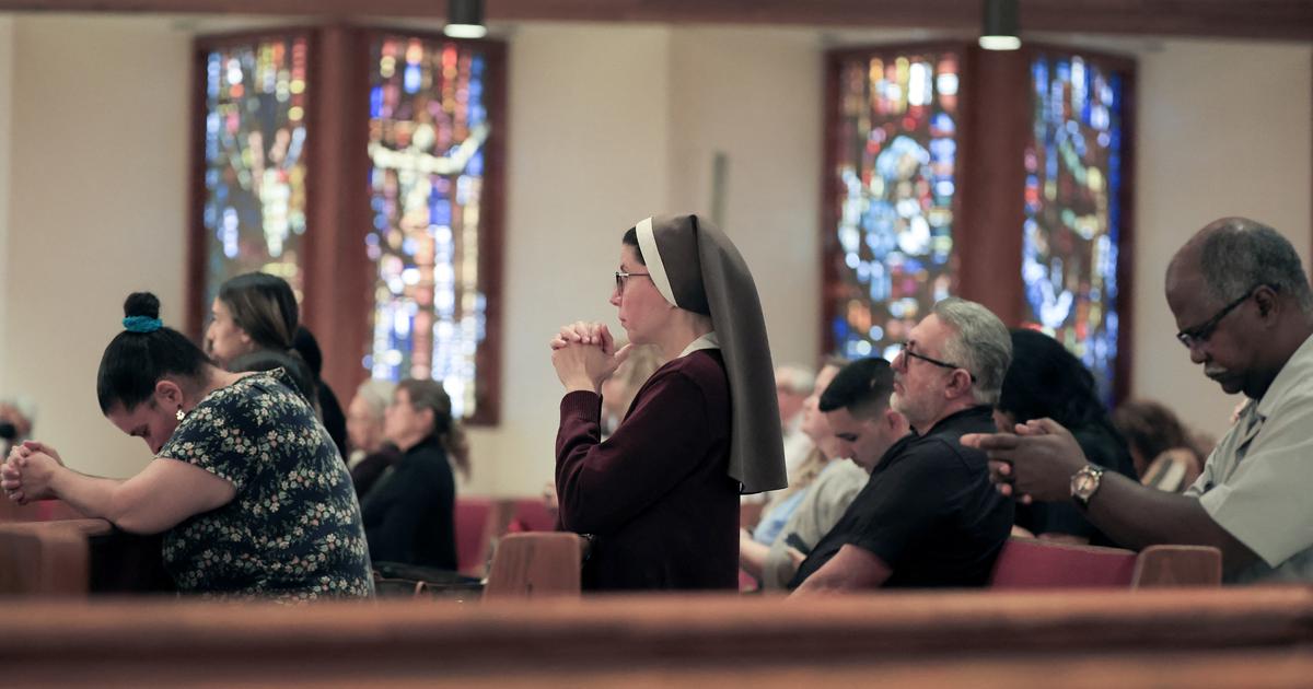 États-Unis : la communion à genoux interdite par le diocèse catholique de Charlotte