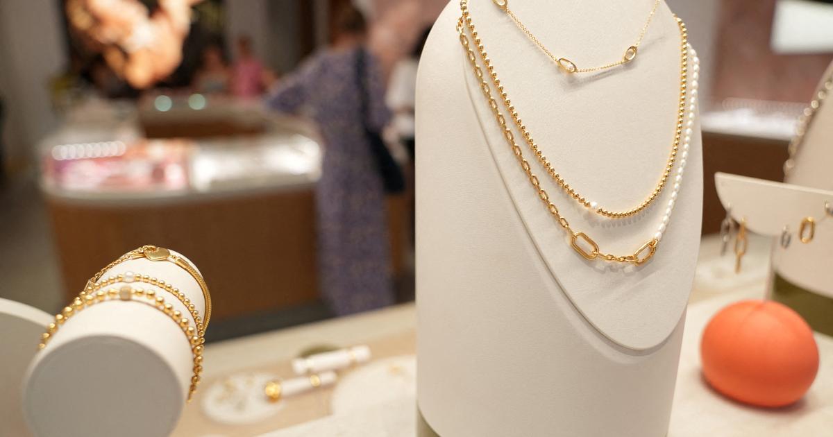 «Des prix 10 à 12% plus élevés» : comment la flambée de l’or met les bijoutiers et futurs mariés sous pression