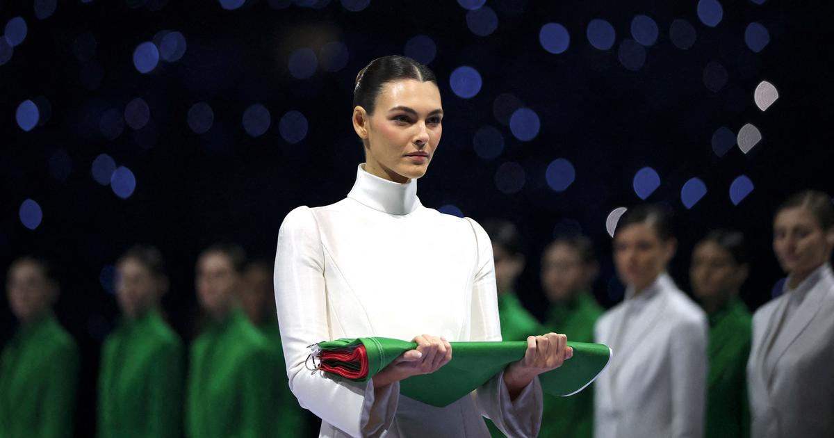 20 ans après Carla Bruni, Vittoria Ceretti, la compagne de Leonardo DiCaprio, rend hommage à Giorgio Armani lors de la cérémonie d’ouverture des JO 2026