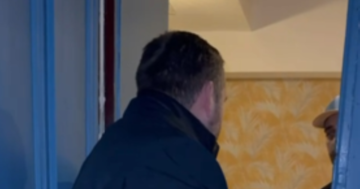 Un député apparenté RN découvre un squatteur dans son bien locatif et fait filmer la scène