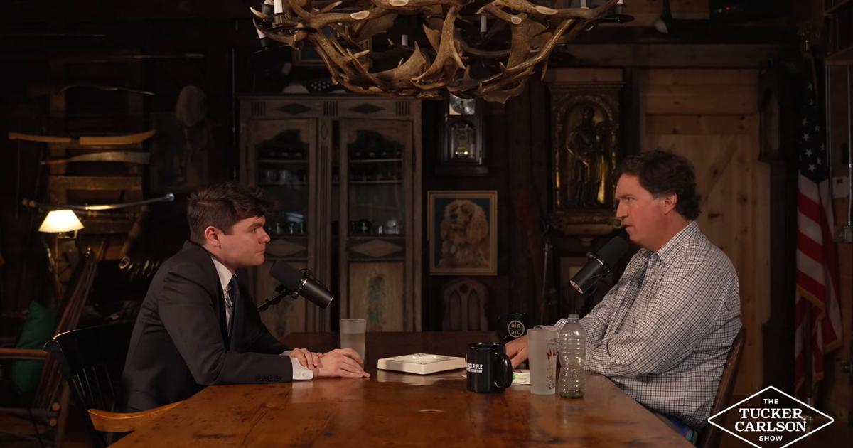 De Nick Fuentes à Tucker Carlson : quand l’antisémitisme incendiaire fracture la base trumpiste