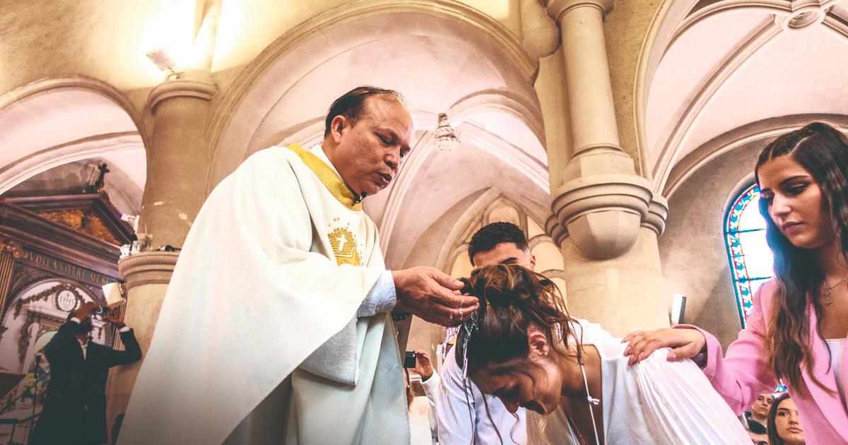 Recherche spirituelle, explosion des baptêmes d’adultes, affluence dans les églises : vent de jeunesse sur le catholicisme français