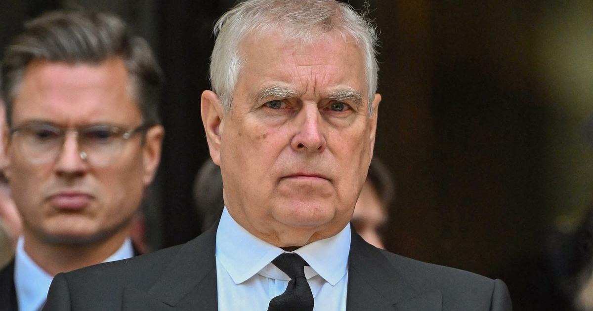 Choqué, le regard fixe : les premières images de l’ex-prince Andrew à la sortie du commissariat
