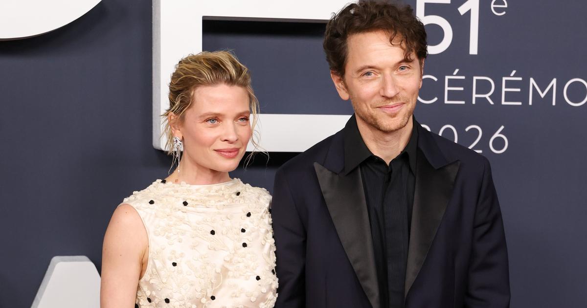 Melanie Thierry y Raphael, la gracia de una pareja unida, de la mano en la alfombra roja de los César.