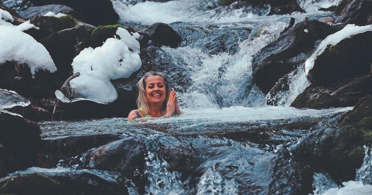 « Ice Mama », l’ethnologue et nageuse hors norme en eau glacée qui s’entraîne dans son congélateur