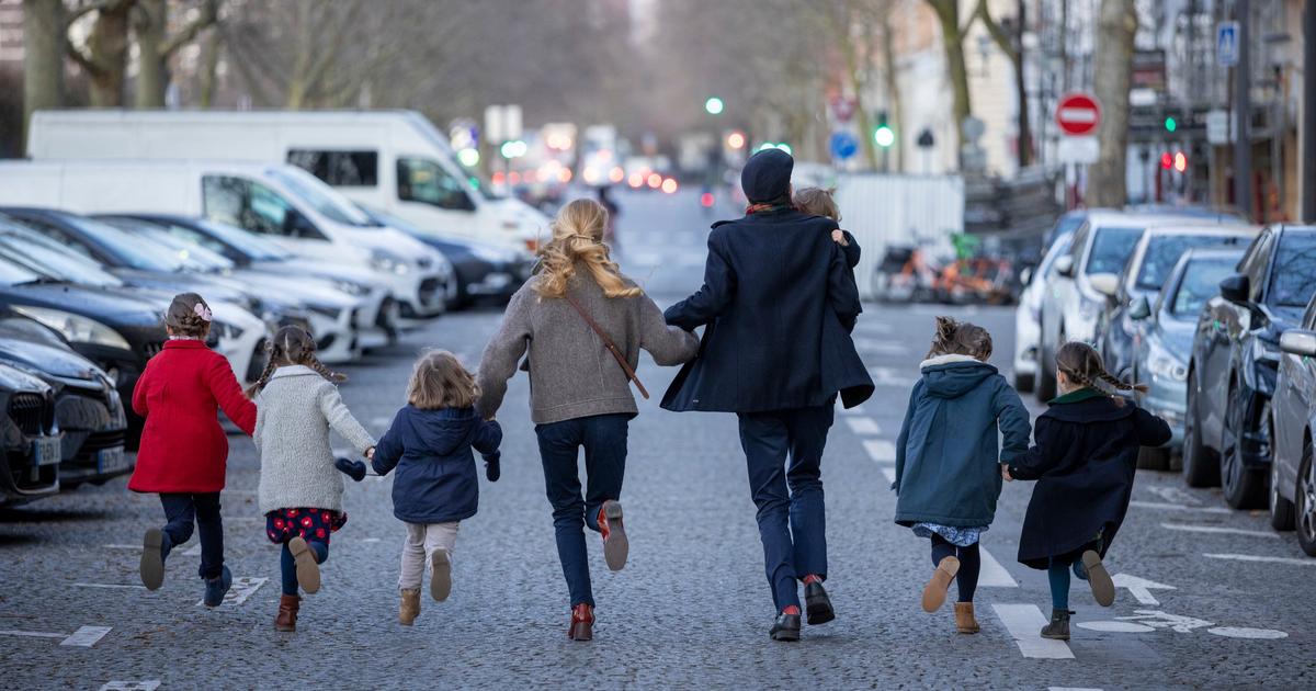 « Nous sommes tombés amoureux de Paris » : dans le 17e, la vie millimétrée de la famille T., à huit dans un trois-pièces