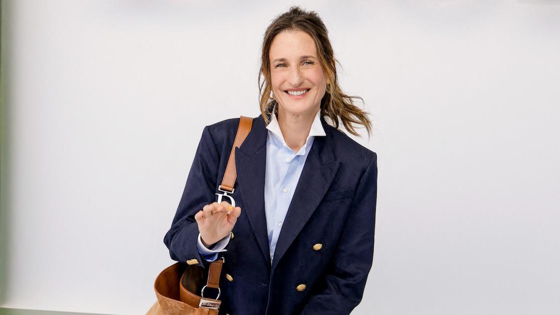 Chez Dior, Camille Cottin confirme le retour du vernis jaune soleil, la teinte star du printemps