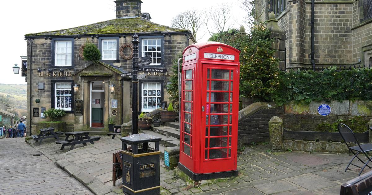 Il pleut, il fait froid et pourtant... Le village d'Emily Brontë fait le plein de touristes