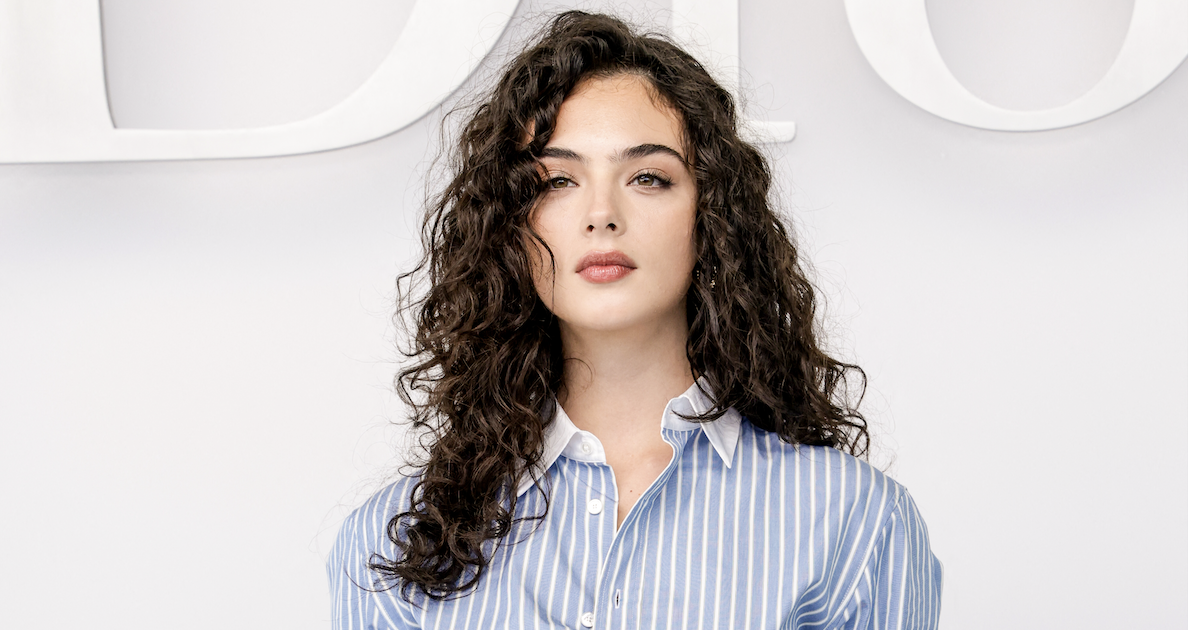 “Elle a voulu montrer sa vraie nature de cheveux” : le coiffeur John Nollet dévoile les secrets des boucles de Deva Cassel au défilé Dior