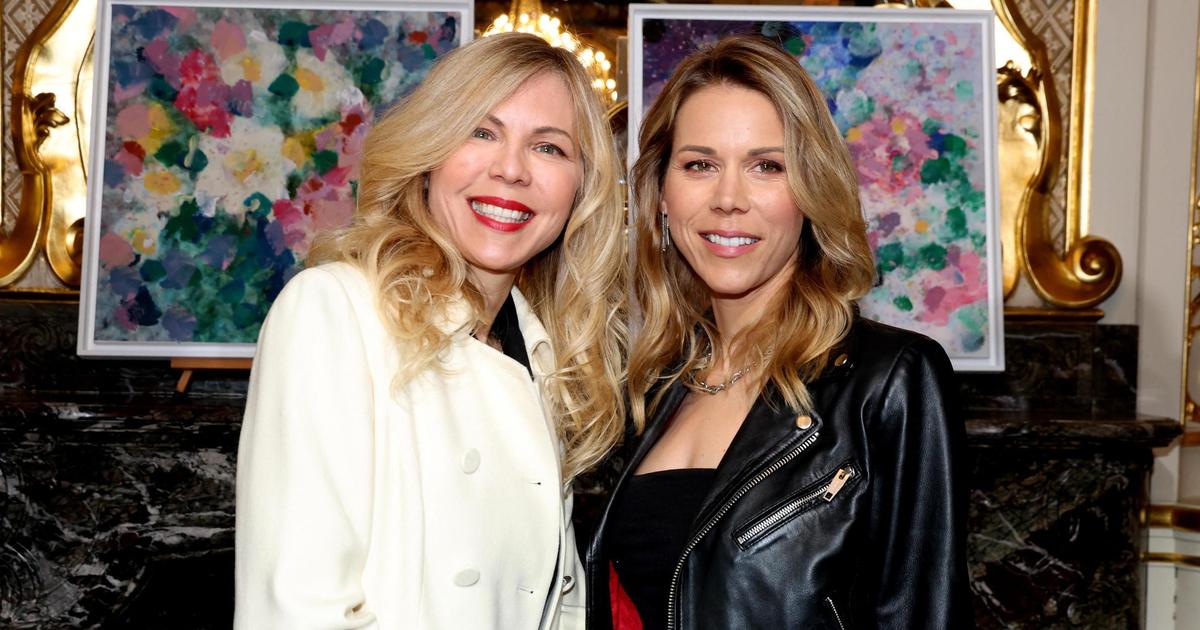 VIDÉO GALA - Brigitte Macron : ses filles Tiphaine et Laurence apparaissent en robes noires coordonnées à la Fashion Week