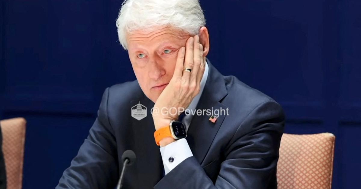 Affaire Epstein : photographié dans un jacuzzi en compagnie d’une jeune femme, Bill Clinton se défend