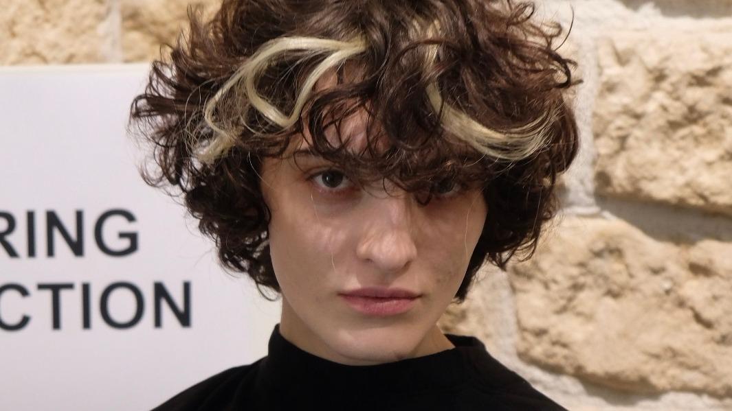 GALA BACKSTAGE - Paupières punk, cheveux méchés… Weinsanto ravive le look iconique de Christina Aguilera dans les années 2000