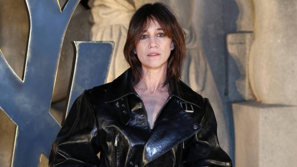Charlotte Gainsbourg embrase le défilé Saint Laurent dans un trench en cuir 100% rock