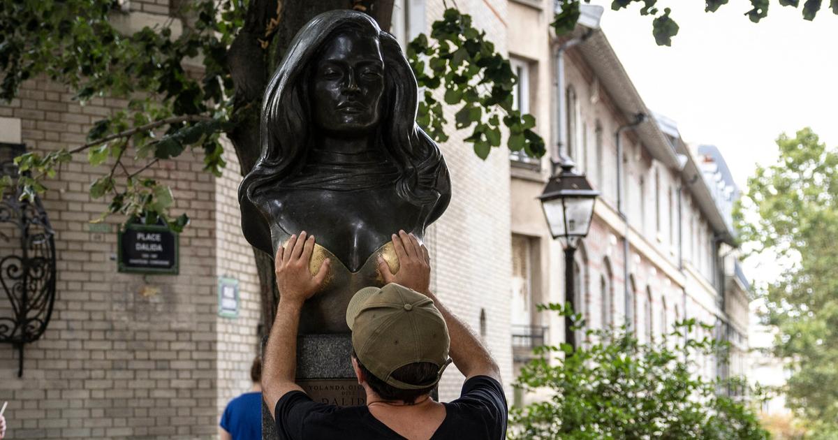 Le buste de Dalida à Montmartre recouvert d’une « armure » pour la Journée des droits des femmes