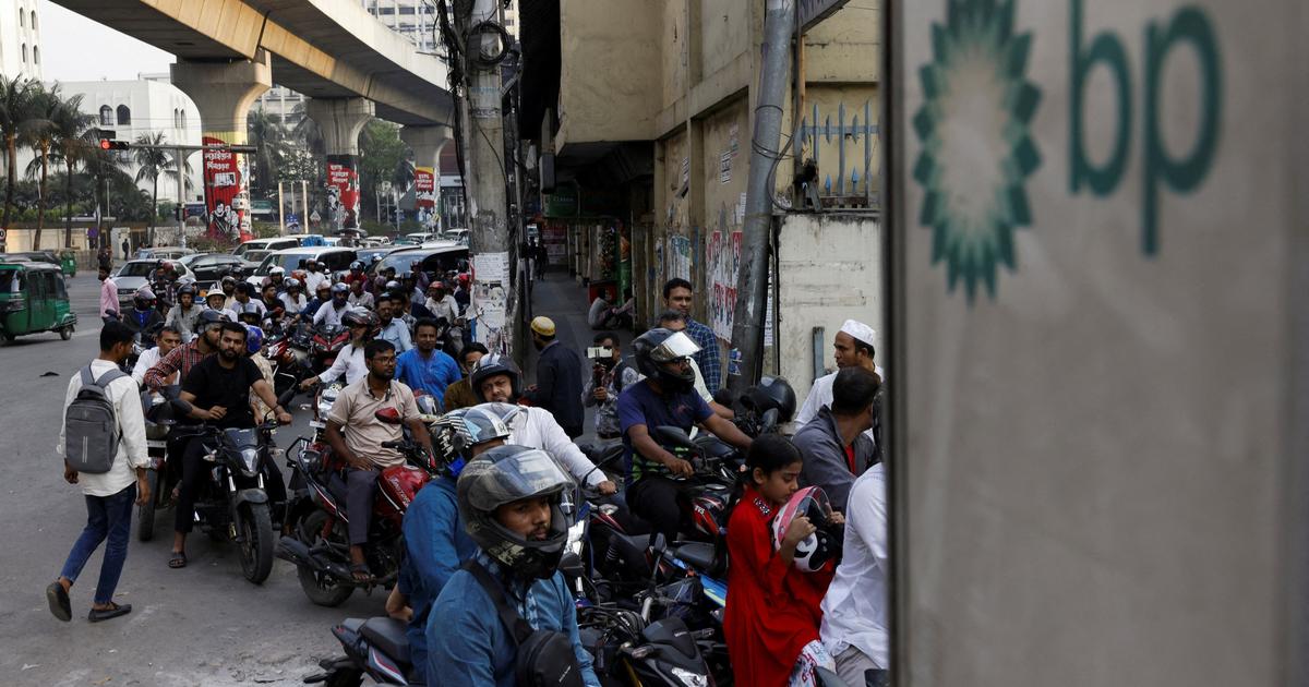 Baisse des taxes, plafonnement des prix, rationnement… De l’Italie au Bangladesh, les États tentent d’amortir la flambée des carburants
