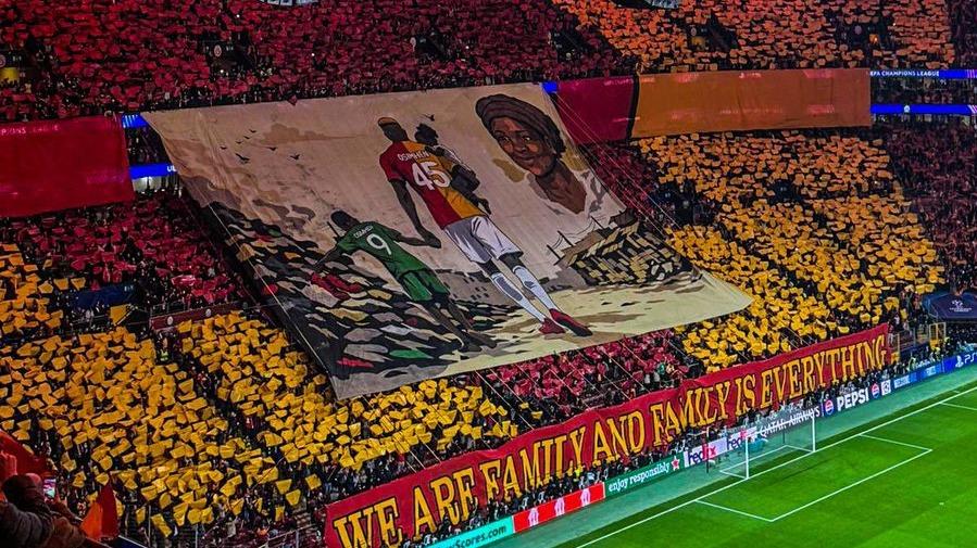Ligue des champions : la séquence émotion de Victor Osimhen face au tifo qui rend hommage à sa maman décédée