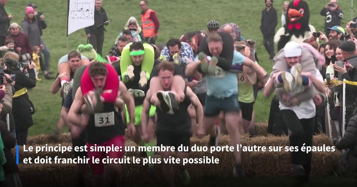 La «Wife Carrying Race» : cette course loufoque où les participants doivent porter leurs femmes sur leur dos