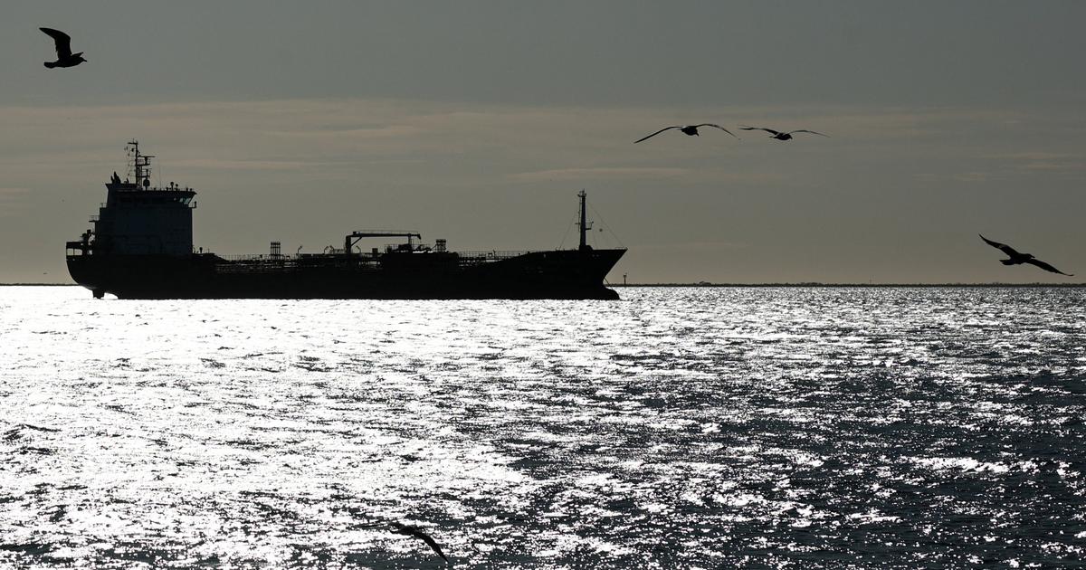 Les États-Unis autorisent temporairement la vente de pétrole russe stocké sur des navires