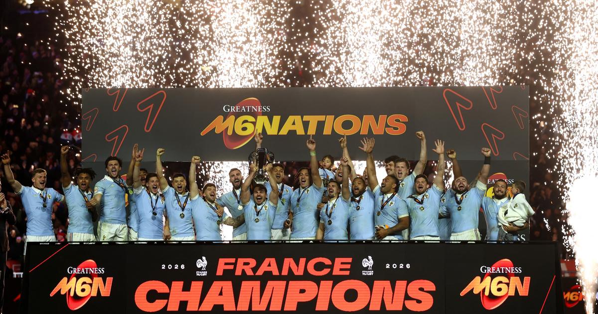 Six Nations : en vidéo, la remise du trophée aux Bleus d’Antoine Dupont, qui font le doublé dans le Tournoi