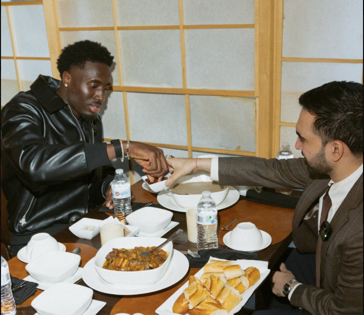 NBA : le maire de New York rompt le jeûne du ramadan avec un joueur français des Knicks