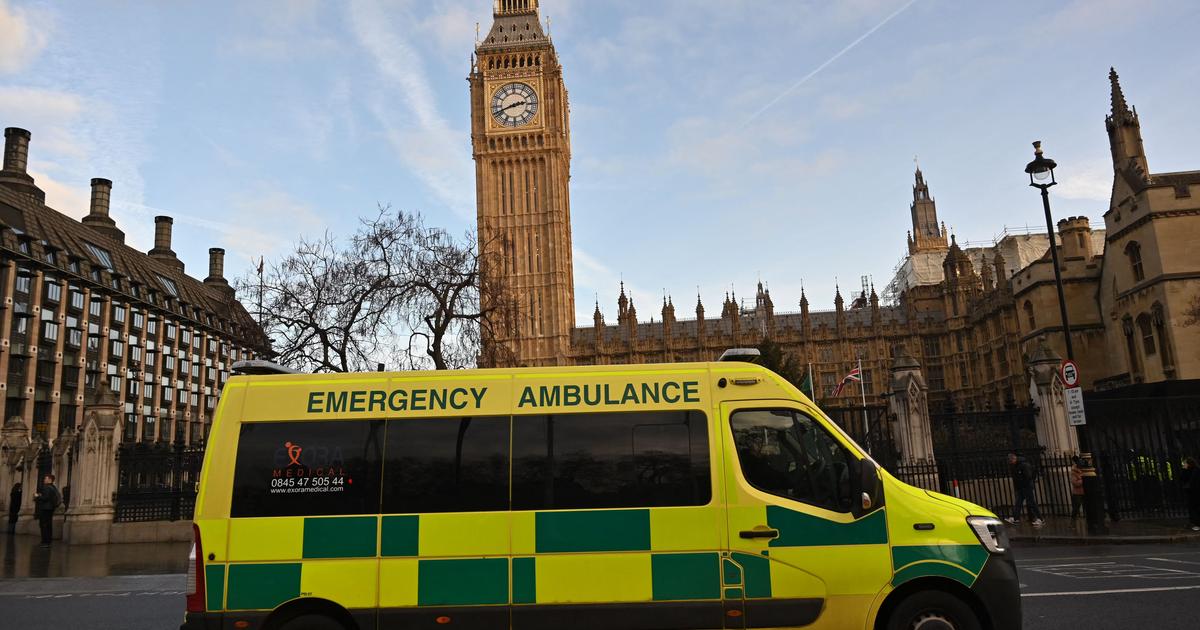 Ambulance des services de santé devant un hôpital