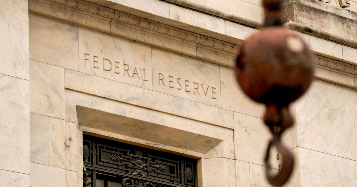 La Fed s'abstient encore de toucher à ses taux directeurs, soulignant l’impact incertain de la guerre