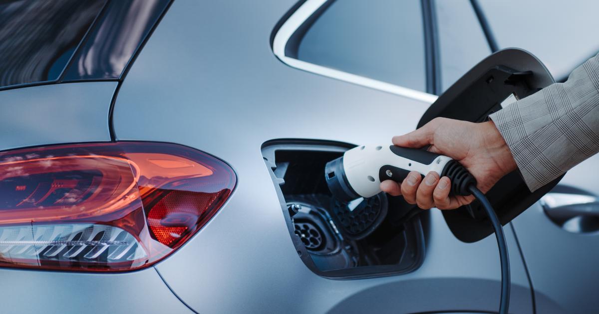 Après la hausse du prix du carburant à la pompe, celle de l’électricité à la borne ? Ce qu’en disent les experts