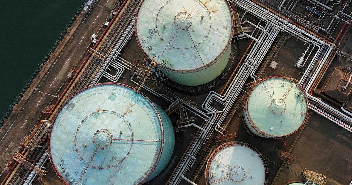 Pétrole : les stocks débloqués commencent à arriver sur le marché, annonce l’AIE