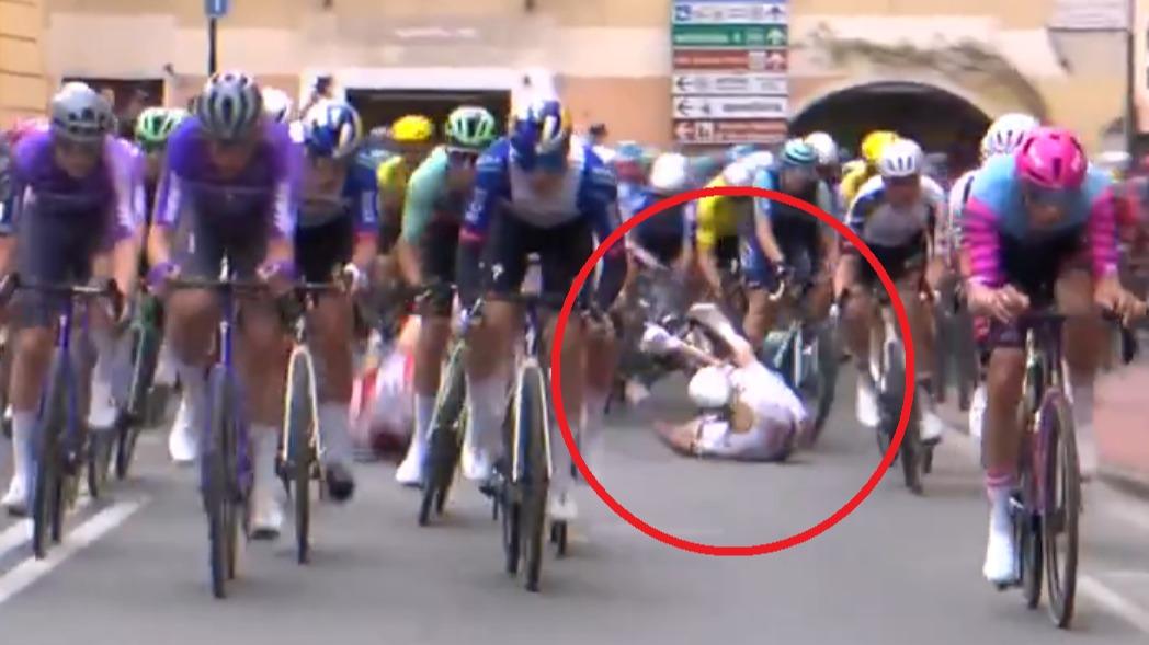 «J’ai cru que tout était fini», en vidéo la grosse chute qui aurait pu coûter la victoire de Pogacar à Milan-San Remo