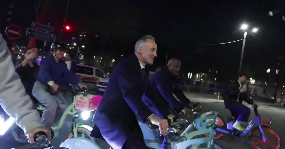 Municipales 2026 à Paris : les images d’Emmanuel Grégoire qui rejoint l’hôtel de ville à vélo après sa victoire face à Rachida Dati