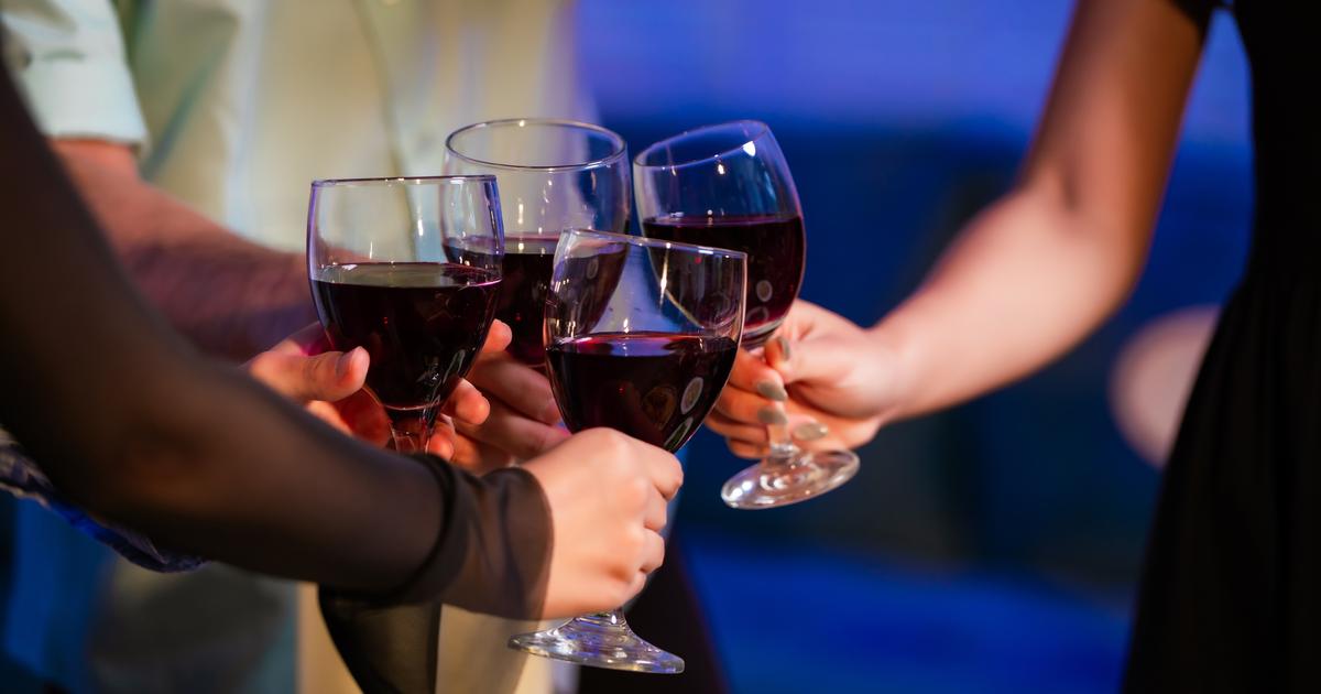 Une étude révèle que les femmes évitent de boire du vin en soirée par peur dêtre droguées