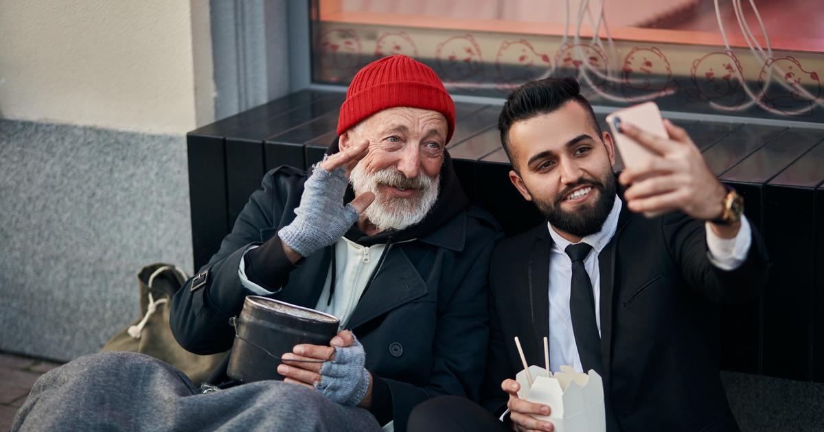 Cagnottes, storytelling et vues à la clé... Entre générosité et mise en scène, les influenceurs font de la pauvreté un contenu viral