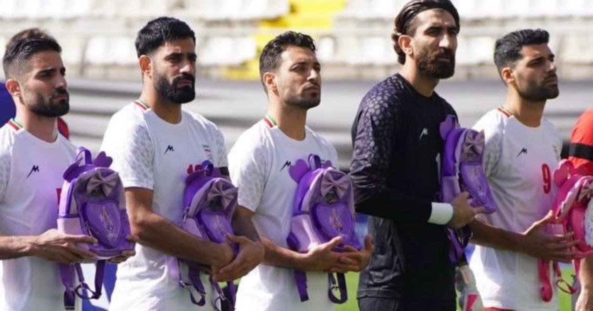 Foot : cartables roses, brassards noirs... Les joueurs iraniens rendent hommage aux victimes d’une école primaire