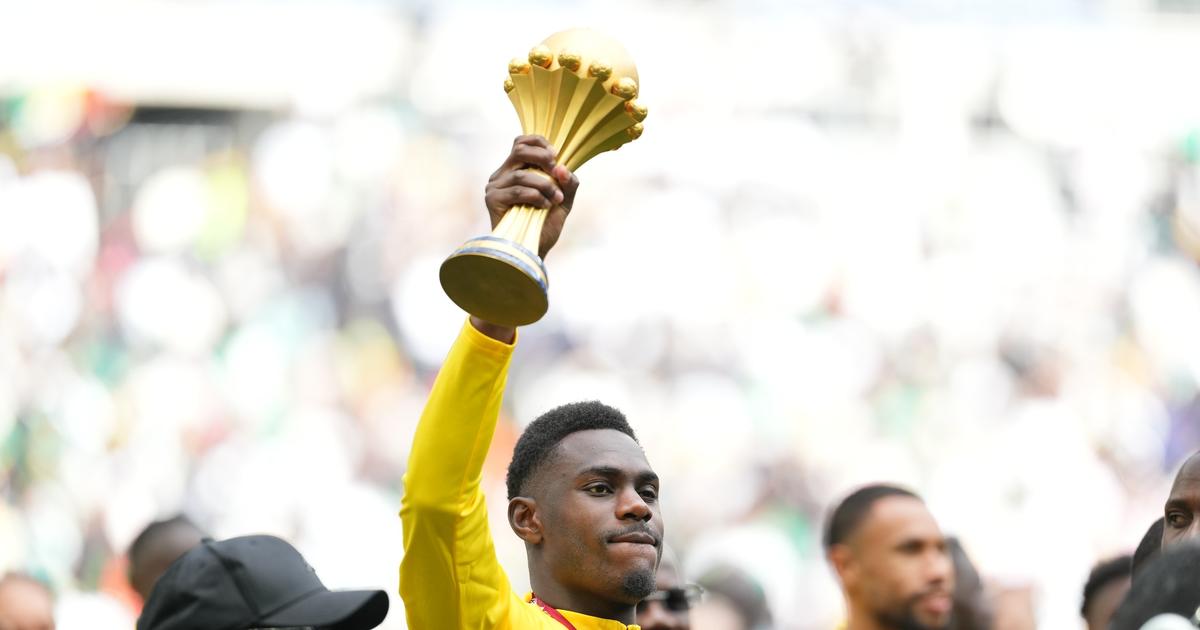 Fête dans les tribunes, show de Youssou N'Dour... En images, le Sénégal a présenté le trophée de la CAN au Stade de France