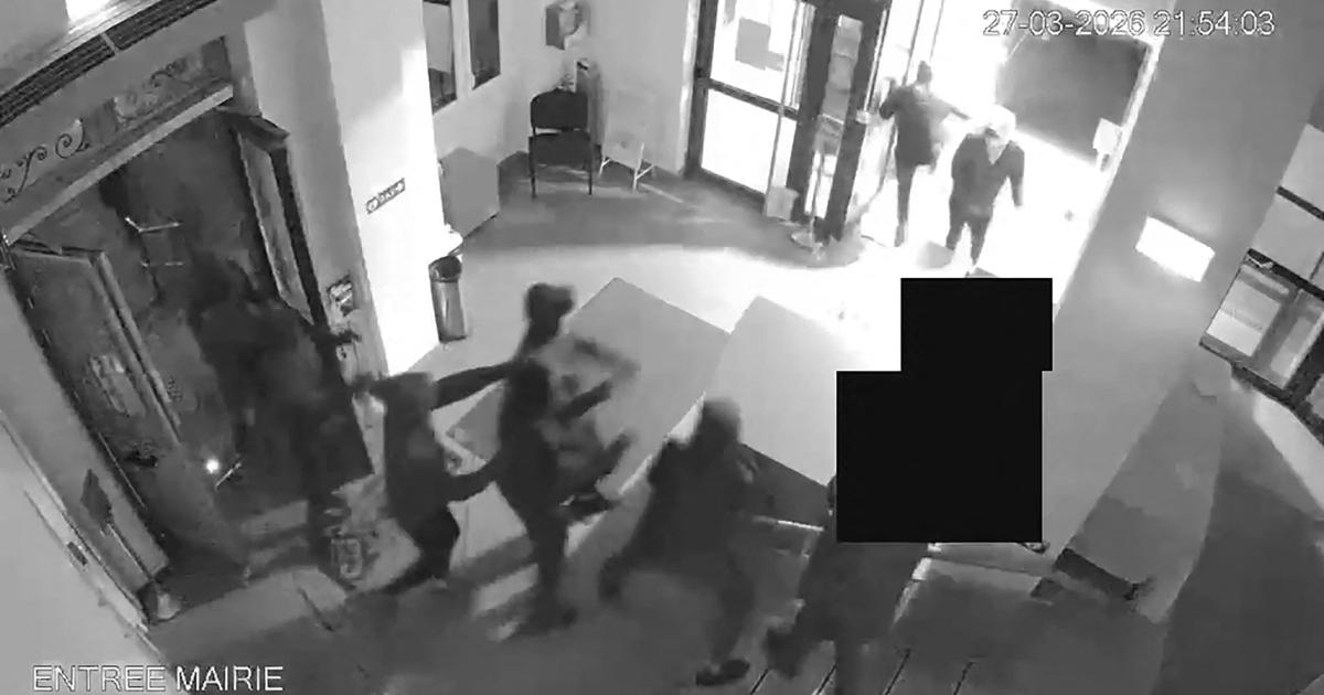 After the ransacking of the town hall of Fresnes, the political track is evoked.