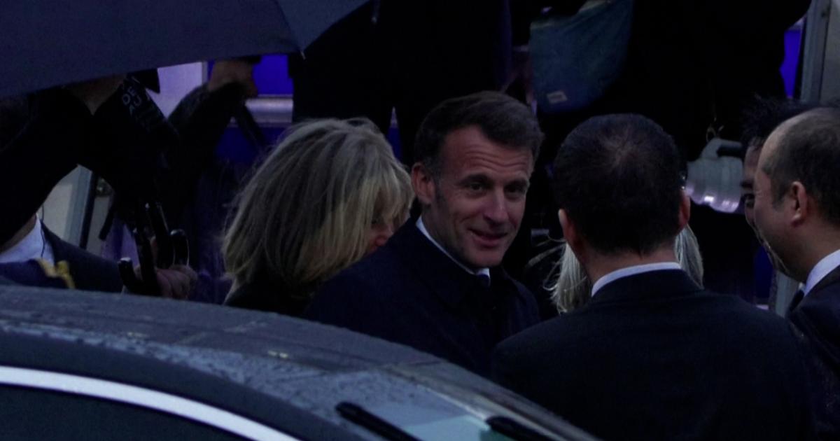Pluie battante, fortes rafales de vent... Les images de l’arrivée d’Emmanuel Macron au Japon