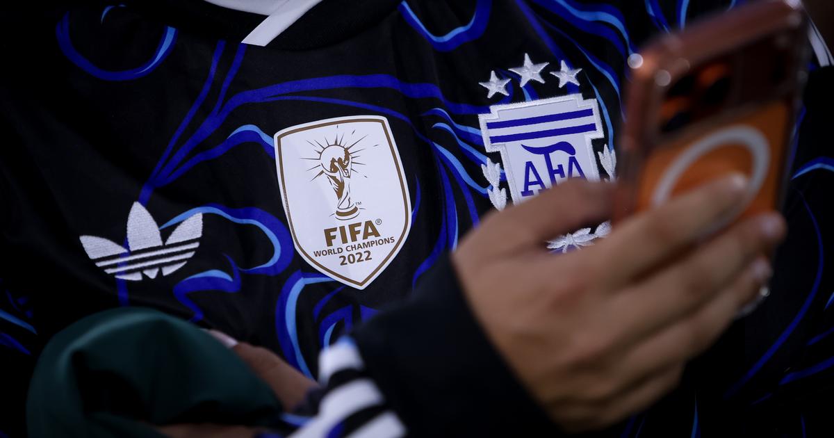 «Κόουτς, να είσαι έτοιμος!» : Ένας Αργεντινός οπαδός προσκαλεί τον εαυτό του σε συνέντευξη Τύπου προτού αποκλειστεί από την αίθουσα